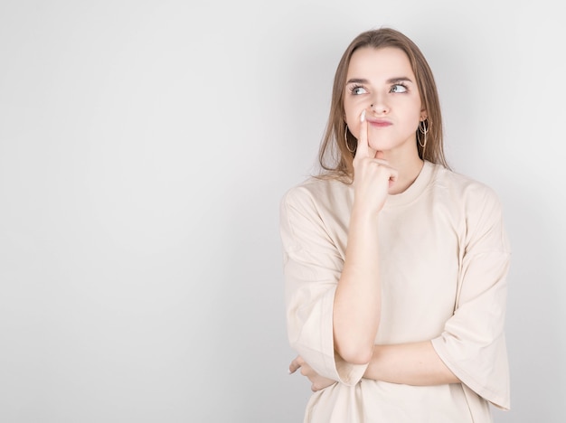 Het portret van het jonge vrouw denken kijkt links