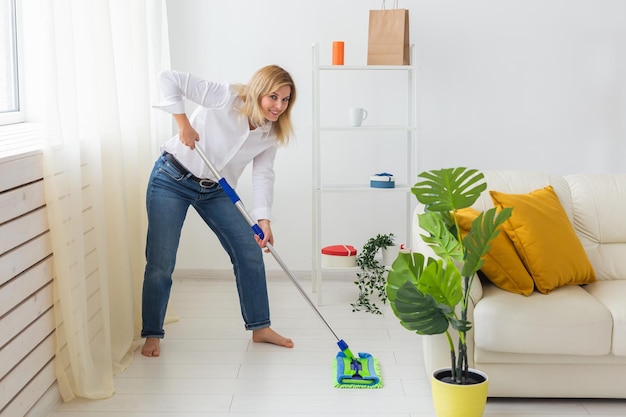 Het portret van huisvrouwenvrouw houdt het schoonmakende concept van het mopstootkussen