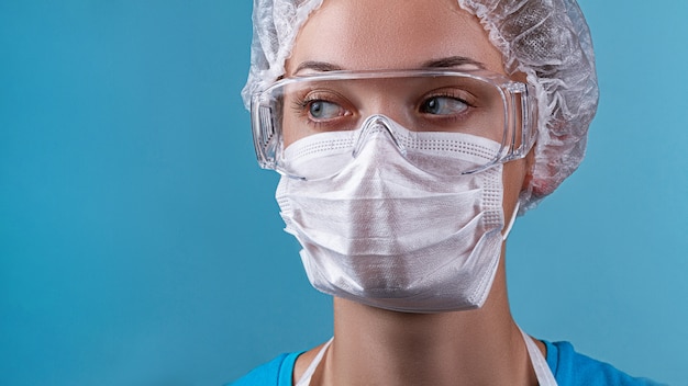 Het portret van vrouw van de laboratorium de hulpverpleegster die geneeskunde beschermende glazen dragen, ziet medisch masker tijdens griep covid-19 epidemie onder ogen. Artsenkleding en virusbescherming bij uitbraak van het coronavirus