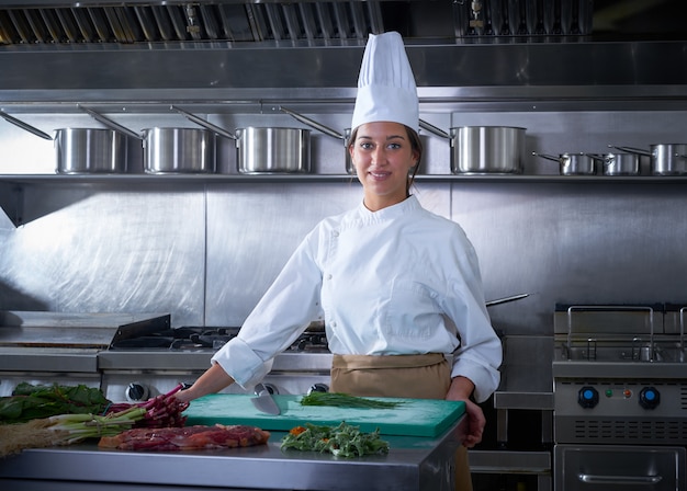 Het portretkeuken van de chef-kokvrouw in restaurantkeuken