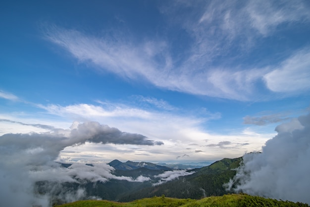 Het prachtige berglandschap op de witte wolkenachtergrond