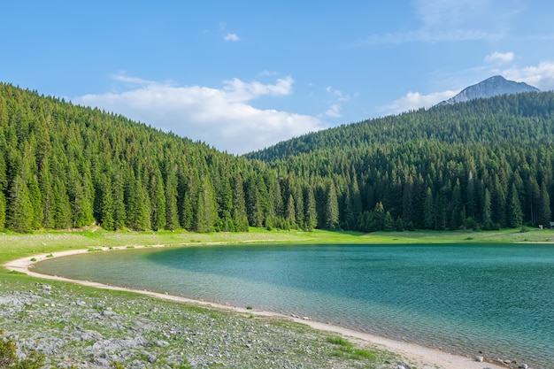 Het prachtige Black Lake ligt in het Nationaal Park Durmitor in het noorden van Montenegro.