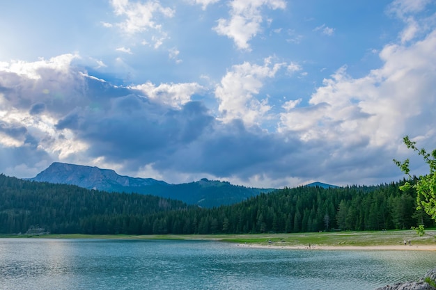 Het prachtige Black Lake ligt in het Nationaal Park Durmitor in het noorden van Montenegro