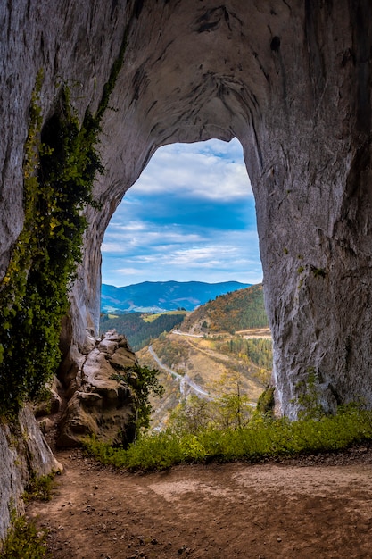 Het prachtige de grotten van Ojo de Aitzulo in Oñati, Gipuzkoa