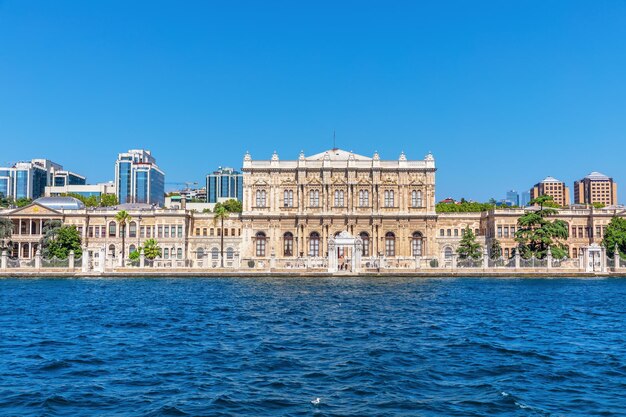 Het prachtige Dolmabahce-paleis aan zee Istanbul Turkije