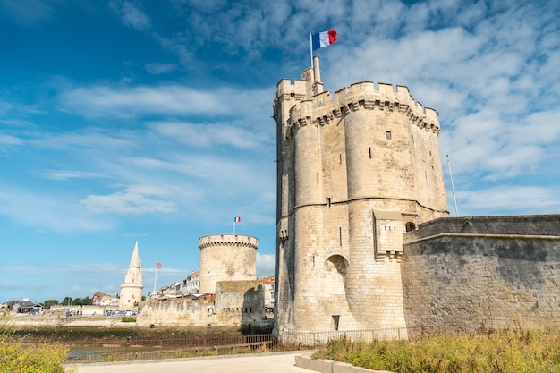 Het prachtige fort en de Sint-Nicolaastoren van La Rochelle in de zomer. Kustplaats in het zuidwesten van Frankrijk