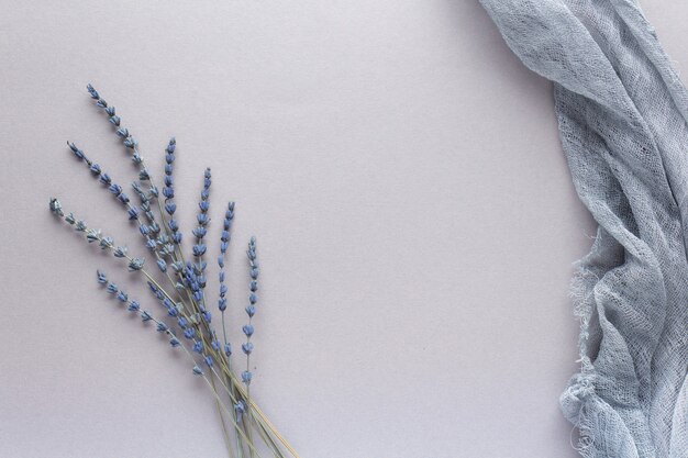 het prachtige gedroogde lavendelherbarium op een grijze achtergrond