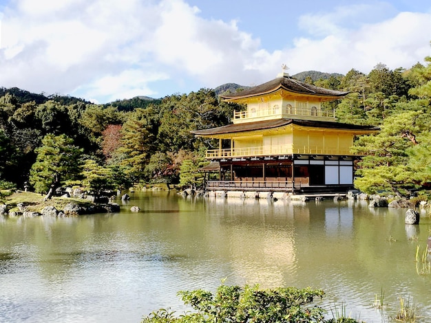 Het prachtige gouden heiligdom van de Kinkakuji-tempel, Kyoto, Japan