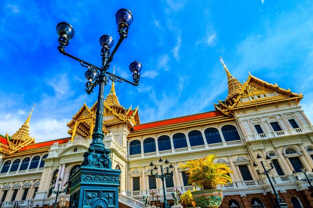 Het prachtige Grand Palace van Bangkok trekt duizenden bezoekers en toeristen