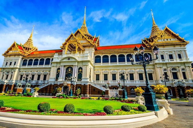 Het prachtige Grand Palace van Bangkok trekt duizenden bezoekers en toeristen
