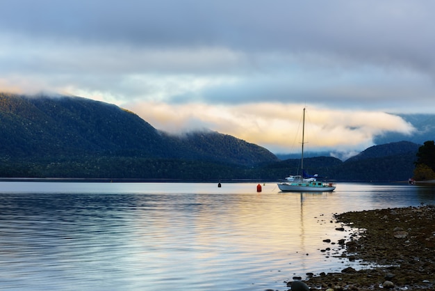 Het prachtige lake te anau is het op een na grootste meer van nieuw-zeeland, met 's ochtends mist, het zuidereiland van nieuw-zeeland