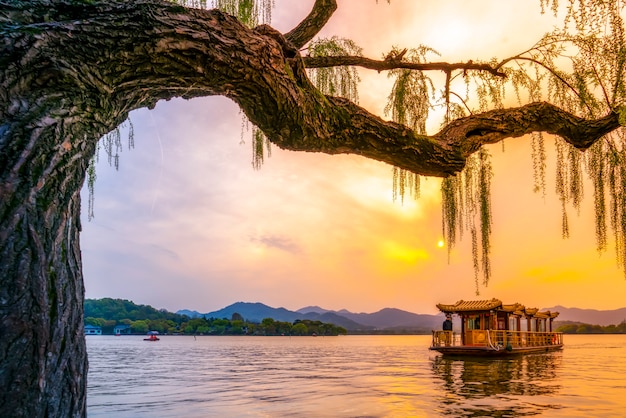 Het prachtige landschap en architecturale landschap van West Lake in Hangzhou