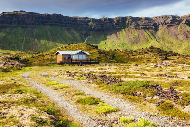 Het prachtige landschap van bergen en rivieren in IJsland.