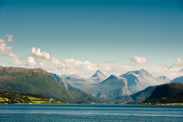 Foto het prachtige landschap van noorwegen in de zomer, 2014