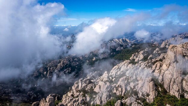 Het prachtige natuurlijke landschap van de Laoshan-berg in Qingdao