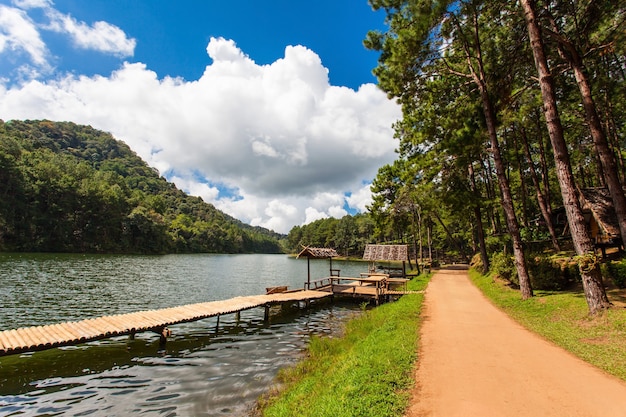 Het prachtige Pang Oung Reservoir in Ban Ruam Thai bij Mae Hong Son is Thailand's eigen kleine Zwitserland
