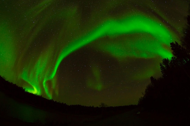 Het prachtige patroon van noorderlicht in de lucht