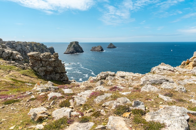 Het prachtige Pen Hir Point op het schiereiland Crozon in Frans Bretagne, de beroemde drie eilandjes, Frankrijk