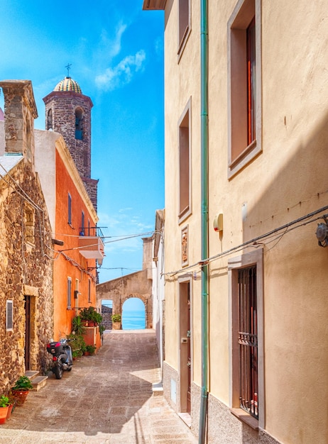 Het prachtige steegje van de oude stad Castelsardo