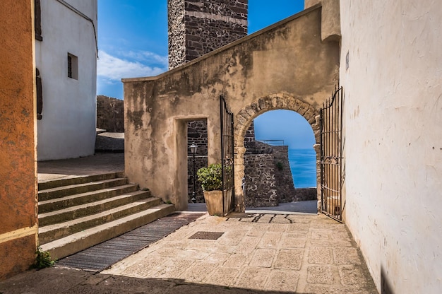 Het prachtige steegje van de oude stad Castelsardo