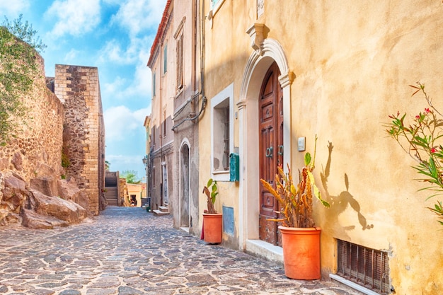 Het prachtige steegje van de oude stad Castelsardo