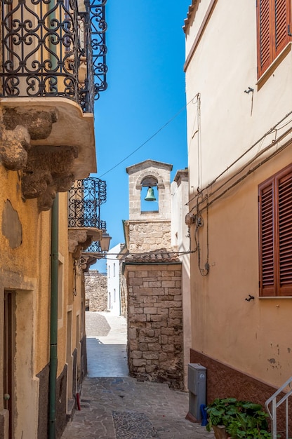 Het prachtige steegje van de oude stad castelsardo