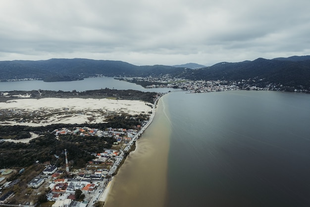 Het prachtige strand van Florianopolis vanaf een hoge foto van hoge kwaliteit