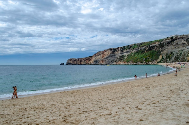 Het prachtige strand van Nazare in Portugal een bewolkte zomerdag