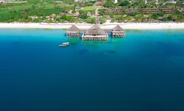 Het prachtige tropische eiland Zanzibar luchtfoto. zee in het strand van Zanzibar, Tanzania.