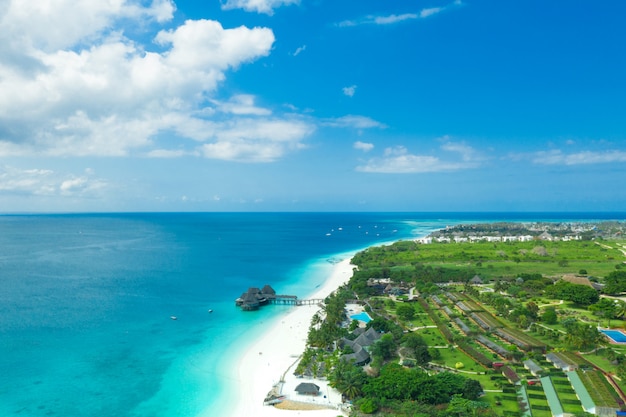 Het prachtige tropische eiland Zanzibar vanuit de lucht bekijken. zee in Zanzibar strand, Tanzania.