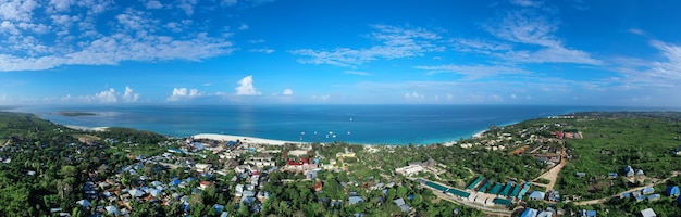 Het prachtige tropische eiland Zanzibar vanuit de lucht. zee in het strand van Zanzibar, Tanzania.