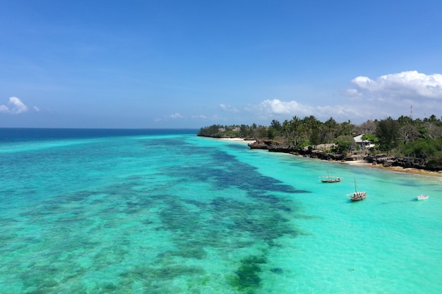 Het prachtige tropische eiland Zanzibar vanuit de lucht. zee in het strand van Zanzibar, Tanzania.