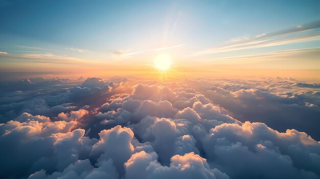 Het prachtige uitzicht op de pluizige wolken van boven de zachte kleuren van de zonsondergang creëren een echt betoverend schouwspel