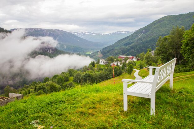 Foto het prachtige uitzicht op de vallei van naeroydalen en de toppen van stalheim voss in hordaland noorwegen