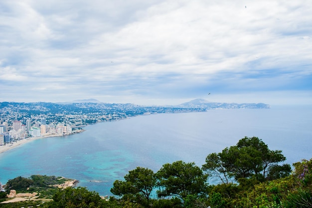 Foto het prachtige uitzicht vanaf de beroemde rots penon de ifach van aan de costa blanca naar de kust van de stad calpe, spanje