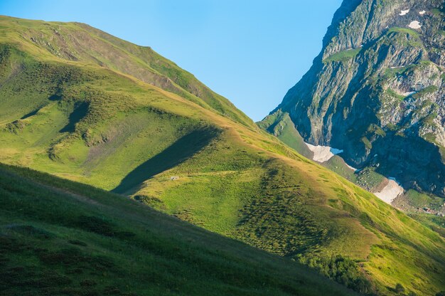 Het prachtige zomerse landschap in Arkhyz, Rusland