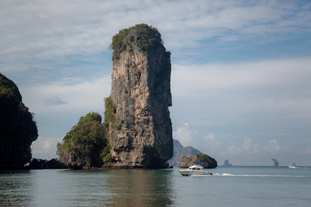 Het privéstrand van Thailand met een prachtig uitzicht op de kliffen Krabi Province Centara Grand Beach Resort