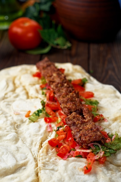 Foto het proces om kebab te maken