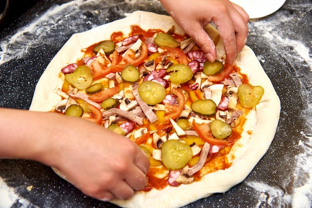 Het proces om pizza te maken.