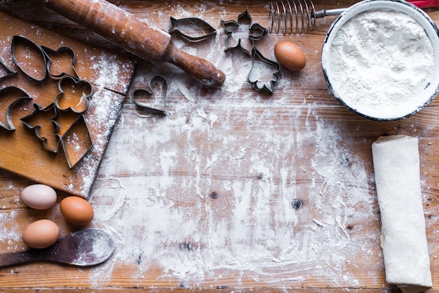 Het proces om te koken, houten achtergrond, bovenaanzicht