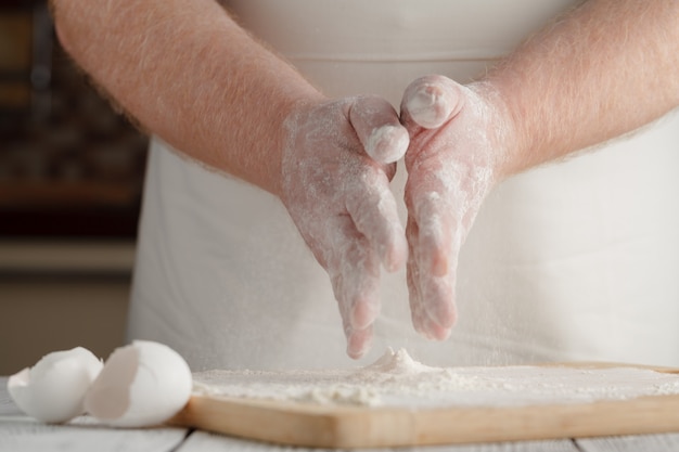 Het proces om thuis brood te maken door mannelijke handen