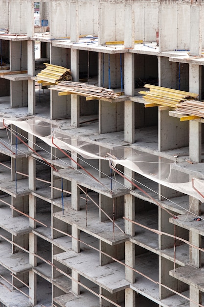 Het proces van constructie en reparatie van een nieuw modern cementbetonstenen paneelgebouw van een huis