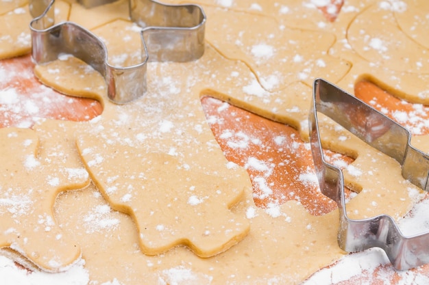 Het proces van het bakken van zelfgemaakte koekjes Koekjesvormen snijden