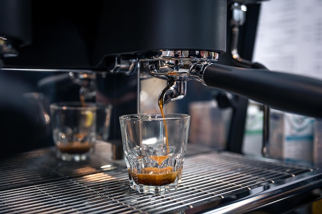 Het proces van het bereiden van espresso in een close-up van een professionele koffiemachine