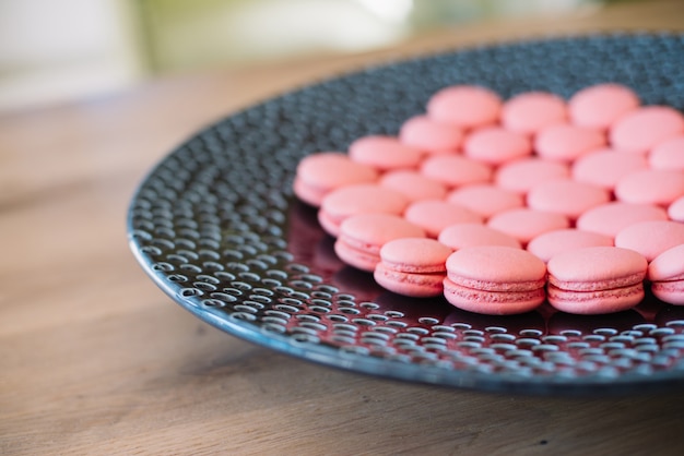 Het proces van het bereiden van heerlijke en mooie bitterkoekjes.