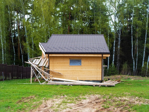 Het proces van het bouwen van een privé houten huis