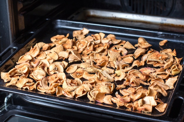 Het proces van het drogen van appels in de oven