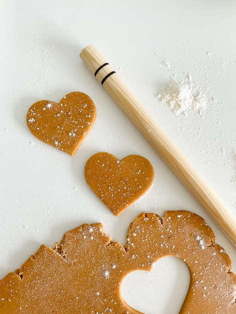 Het proces van het koken van hartkoekjes Bovenaanzicht rauw