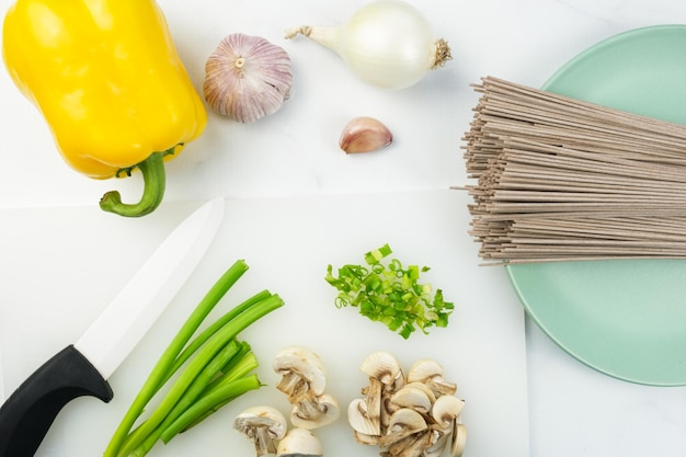 Het proces van het koken van soba - boekweit Japanse noedels. Vegetarische schotel, gezonde evenwichtige voeding.