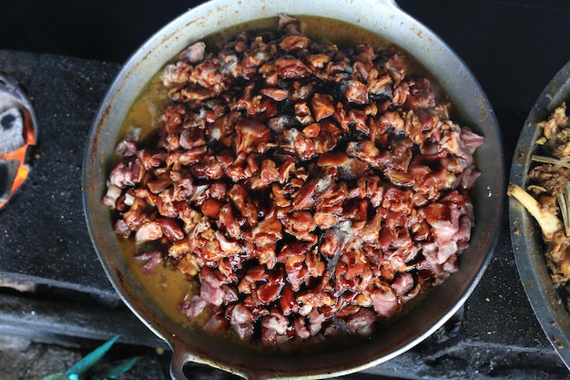 Het proces van het koken van tongseng met behulp van een fornuis in close-up tongseng is traditioneel voedsel uit Midden-Java, Indonesië, thera zijn tongseng-geitenrundvlees of -kip